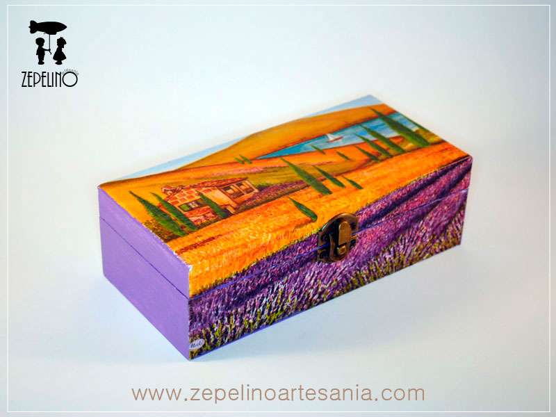 Caja con paisaje, casa y lago